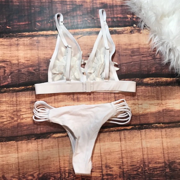 << White Flower Mesh Strappy Cheeky Bikini >> - Picture 6 of 8